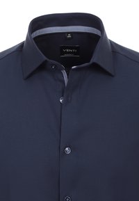 Donkerblauwe overhemd met een gestructureerde kraag, moderne pasvorm, subtiele textuur en contrasterende knoopdetails. Merklabel: Venti.