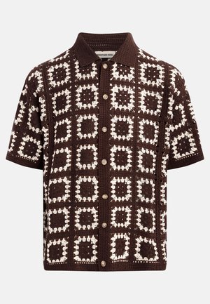 Καφέ πουκάμισο με κοντά μανίκια και κουμπιά, διακοσμημένο με λευκό σχέδιο από πλεκτό τετράγωνο και με υφασμένο γιακά.