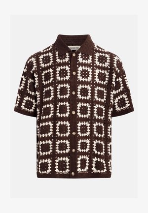 Καφέ πουκάμισο με κοντά μανίκια και κουμπιά, διακοσμημένο με λευκό σχέδιο από πλεκτό τετράγωνο και με υφασμένο γιακά.