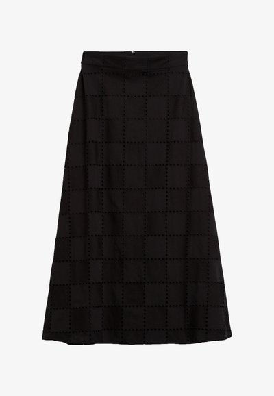 Jupe maxi noire avec un motif à carreaux texturé et des découpes circulaires. Présente une taille ajustée et une fermeture éclair à l'arrière.