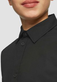 Zwarte button-up shirt met een kraag, met een gladde textuur en twee zwarte knopen bij de kraag.