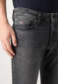 Tommy Jeans SCANTON SLIM - Slim fit jeans - denim black