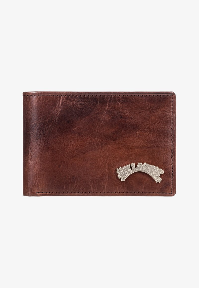 Brązowy skórzany portfel o teksturowanym wykończeniu, z metalowym logo w kolorze srebrnym w rogu. Smukły, składany design.