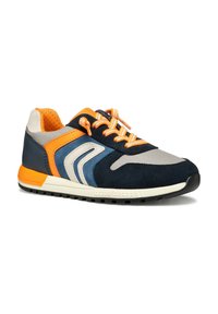 Chaussure de sport navy et orange en textile et daim. Présente des accents gris contrastants, des lacets rayés et une semelle texturée.