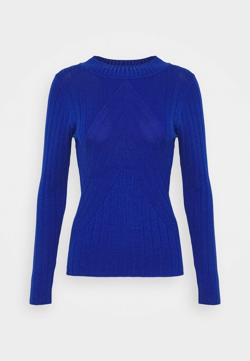 Pitkähihainen slim fit kuninkaansininen ribbieneule, jossa on chevron-kuvio ja pyöreä kaulus valkoista taustaa vasten.