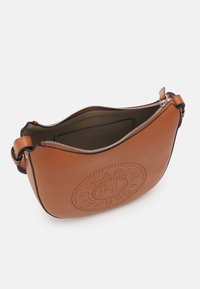 Bolso de hombro de piel marrón con forma redondeada, cierre de cremallera y diseño de logo perforado en la parte frontal. Textura suave y interior forrado.