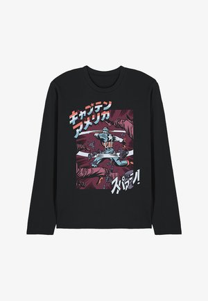 Schwarzes Langarmshirt mit einem grafischen Design, das eine Actionfigur, kräftige Farben und japanischen Text vor einem bunten Hintergrund zeigt.