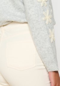 Thumbnail Image 4