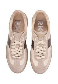 Beige en bruine sneakers met een combinatie van glad leer en suède, met een getextureerde neus en patroonveters. Zilveren logo-accenten.