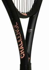 Zwarte tennisracket met roze 'CHALLENGE' branding, voorzien van een gestructureerd handvat, een gladde frame en snaren zichtbaar binnen een ronde kop.