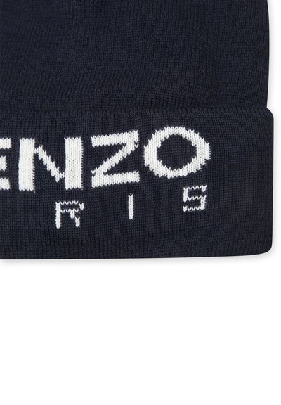Bonnet en tricot bleu marine avec un logo et un texte blancs au niveau du revers. Texture douce, ajustement confortable et détails de couture circulaire.
