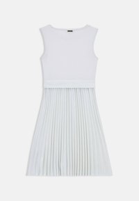 Biała sukienka bez rękawów z prążkowanym topem i plisowaną spódnicą. Pas zdobi gładki akcent, łączący teksturowane i gładkie materiały.