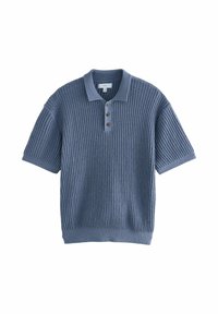 Pulover cu mâneci scurte, stil polo, de culoare albastră deschisă. Tricotat texturat cu un model răsucit și trei nasturi maronii pe guler. Material moale.
