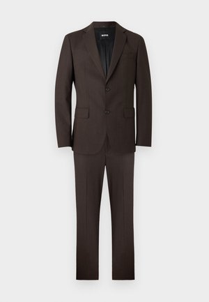 Temno rjavo dvodelno moško obleko z ovratnikom z zarezami, blazerjem z dvema gumboma in ujemajočimi se hlačami ravnih nogavic.