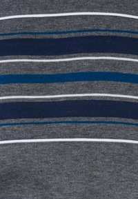 Tejido de punto gris con rayas horizontales en azul marino, azul claro, gris y blanco. Textura suave con un patrón de rayas clásico.