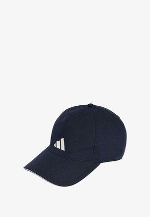 Tamna plava bejzbol kapa od tkanine, s zakrivljenim vizirima, izvezenim logotipom u bijeloj boji i ventilacijskim rupama sa strane.