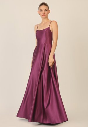 Lila Satin-Kleid in voller Länge mit dünnen Trägern, einem taillierten Oberteil und fließendem Rock. Glatte Textur und elegante Silhouettenmerkmale.