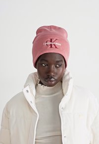 Calvin Klein Jeans MONO LOGO BEANIE - Pipo - dusty rose