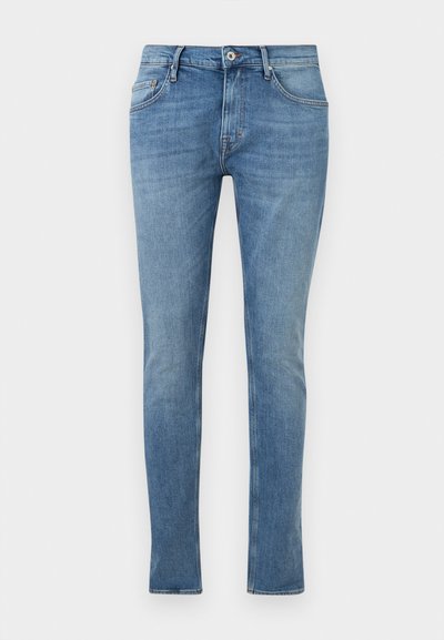 Στενά μπλε τζιν denim με κουμπί μπροστά, φερμουάρ και σχεδιασμό με πέντε τσέπες σε απλό λευκό φόντο.