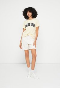 GANT GRAPHIC - T-shirt basic - vanilla yellow
