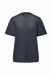 Modrý pletený top s krátkými rukávy, otvoreným tkaním, vlnitým lemem a kulatým výstřihem, s texturovaným vzorem po celém povrchu.