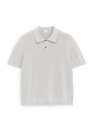 Polo gris clair à manches courtes avec deux boutons et un col classique, posé à plat sur un fond blanc.