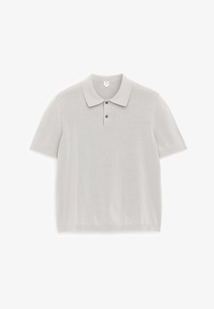 Hellgraues Poloshirt mit kurzen Ärmeln, zwei Knöpfen und klassischem Kragen, flach auf weißem Hintergrund liegend.