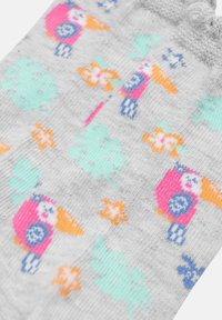 Calcetines grises con patrones coloridos de aves tropicales, flores y hojas en rosa, naranja, azul y verde menta. Textura suave y de punto.