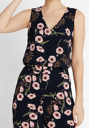 Jumpsuit floreale con sfondo blu scuro, fiori rosa e crema, scollatura a V e vestibilità ampia. Realizzato in tessuto leggero.