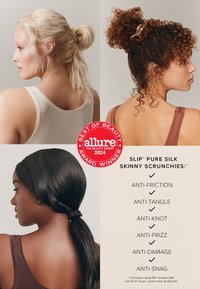 Drei Seidenschlaufen, die an Frauen mit verschiedenen Frisuren präsentiert werden. Die Farben reichen von Beige bis Braun, mit einer glatten Textur und glänzender Oberfläche.
