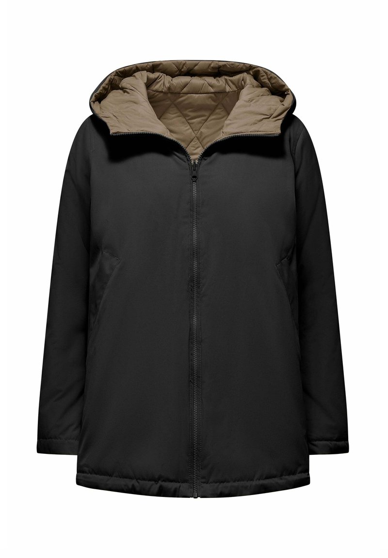 Giacca nera isolata con cappuccio trapuntato color marrone chiaro. Presenta una chiusura con zip e tasche laterali, realizzata in materiale liscio e resistente alle intemperie.