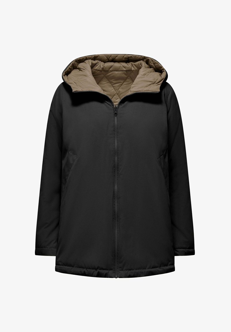 Giacca nera isolata con cappuccio trapuntato color marrone chiaro. Presenta una chiusura con zip e tasche laterali, realizzata in materiale liscio e resistente alle intemperie.