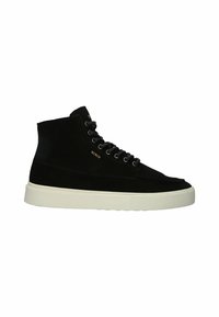 Zapatillas altas de ante negro con suela de goma blanca, puntas redondas y cordones. Presenta un logotipo dorado en el lateral.