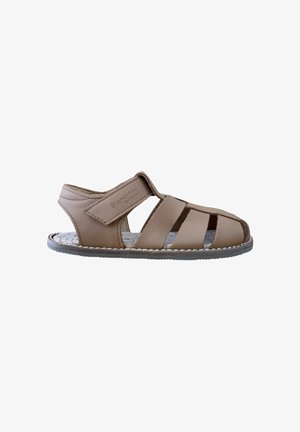 Sandalia para niño pequeño de cuero marrón con tira de velcro ajustable y diseño de punta abierta, vista lateral sobre fondo blanco.