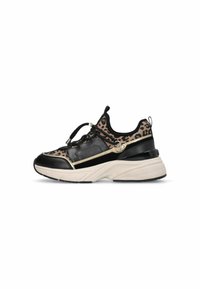 Sneaker chunky nere e beige con tomaia in tessuto a stampa leopardata, accenti lucidi, lacci elastici e una spessa suola bianca.