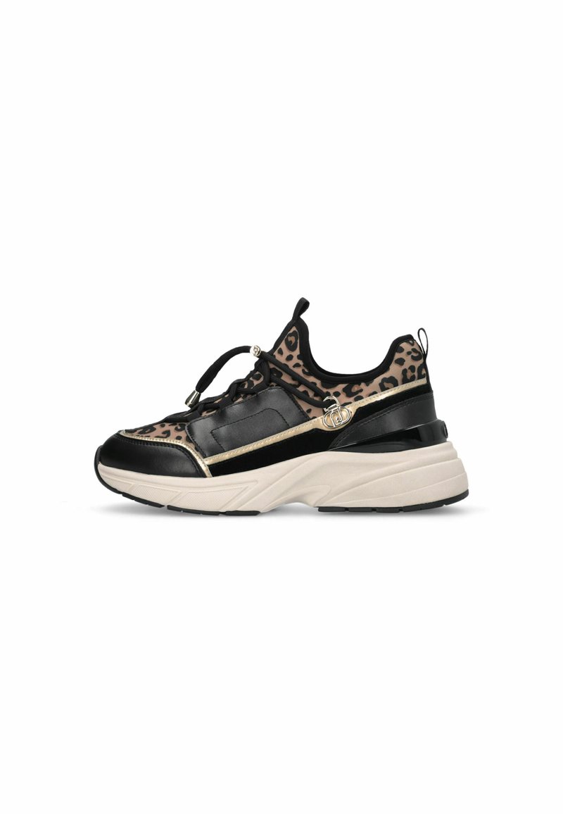 Sneaker chunky nere e beige con tomaia in tessuto a stampa leopardata, accenti lucidi, lacci elastici e una spessa suola bianca.