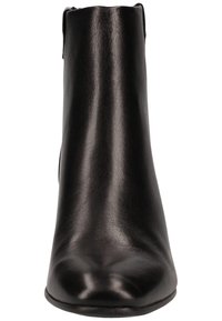 Bottine en cuir noir au design épuré, texture lisse, bout pointu et silhouette minimaliste. Aucun détail ni ornement visible.
