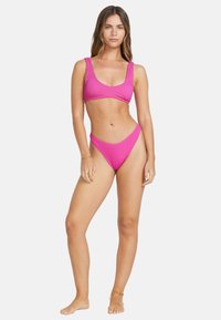 Fuchsiový bikiny set vyrobený z ribkovanej tkaniny, s výstrihom do tvaru lode a vysokými nohavičkami pre minimalistický dizajn.