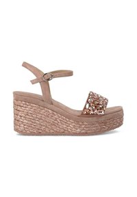 Sandalias de cuña con parte superior de ante en tono marrón, correa ajustable y parte delantera adornada con piedras de cristal transparentes. Tacón de cuña de yute trenzado.