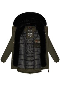 Olivinės spalvos parka su juoda dirbtinės kailio gobtuvu. Vidinė danga pagaminta iš quilted juodos medžiagos ir turi kišenes. Matomi užtrauktuko ir spaustukų uždarymai.
