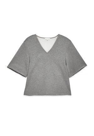 Top corto grigio a maniche corte con scollo a V e una vestibilità ampia, realizzato in tessuto a maglia testurizzata, esposto piatto su uno sfondo bianco.