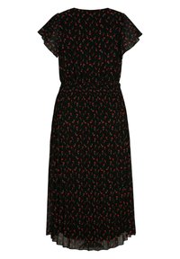 Robe noire avec manches courtes flottantes, taille élastique et motif floral avec des fleurs rouges et des feuilles vertes. Tissu texturé tombant jusqu'au milieu du mollet.