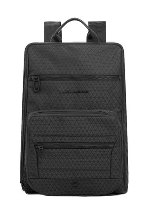 Schwarzer Rucksack mit zwei vorderen Reißverschlusstaschen und gepolsterten Schultergurten, mit einem dezenten dreieckigen Muster auf dem Stoff.