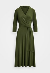 Olivgrön omlotklänning med trekvartsärmar, v-ringning och knytning i midjan, tillverkad av ett mjukt, stretchigt tyg.