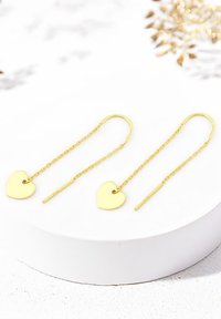 Orecchini a goccia a forma di cuore in tono oro, con dettagli a catena e perni dritti. Design elegante, leggeri e adatti per diverse occasioni.