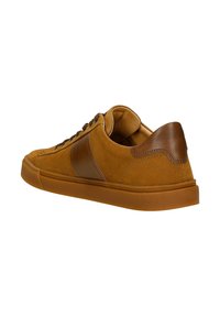 Sneaker en suède marron avec un accent en cuir lisse, bout rond, surface texturée et semelle en caoutchouc. Équipé de lacets marron et d'un détail cousu.