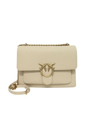 Borsa a tracolla in pelle beige con finitura testurizzata, dotata di un fermaglio a forma di uccello in tonalità oro e di una tracolla rimovibile.