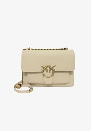 Borsa a tracolla in pelle beige con finitura testurizzata, dotata di un fermaglio a forma di uccello in tonalità oro e di una tracolla rimovibile.