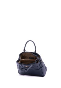 Borsa a mano blu navy con esterno testurizzato, due manici, tasche interne, dettagli in metallo dorato e scomparto con zip.