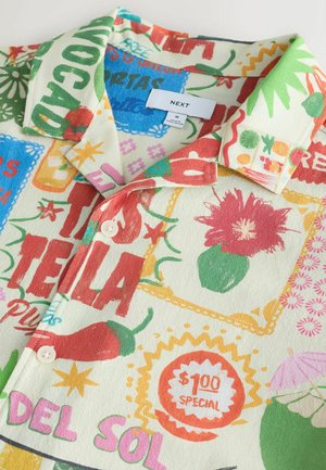 Kurzärmeliges Hemd mit Knopfleiste und bunten mexikanischen Essens- und Getränkegrafiken, einschließlich Chili, Blumen und Preisschildern.